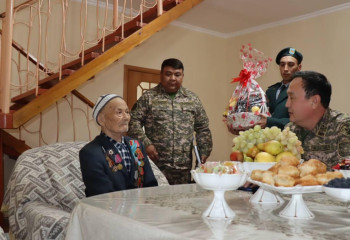 Қарулы күштердің өкілдері соғыс ардагерін құттықтады