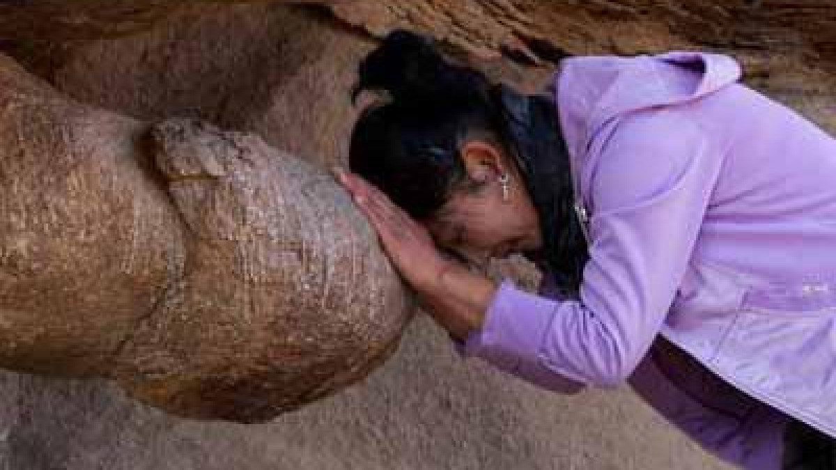 Молиться к каменному фаллосу приезжают женщины со всех концов света