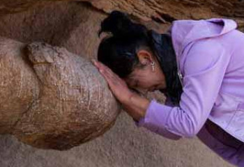 Молиться к каменному фаллосу приезжают женщины со всех концов света