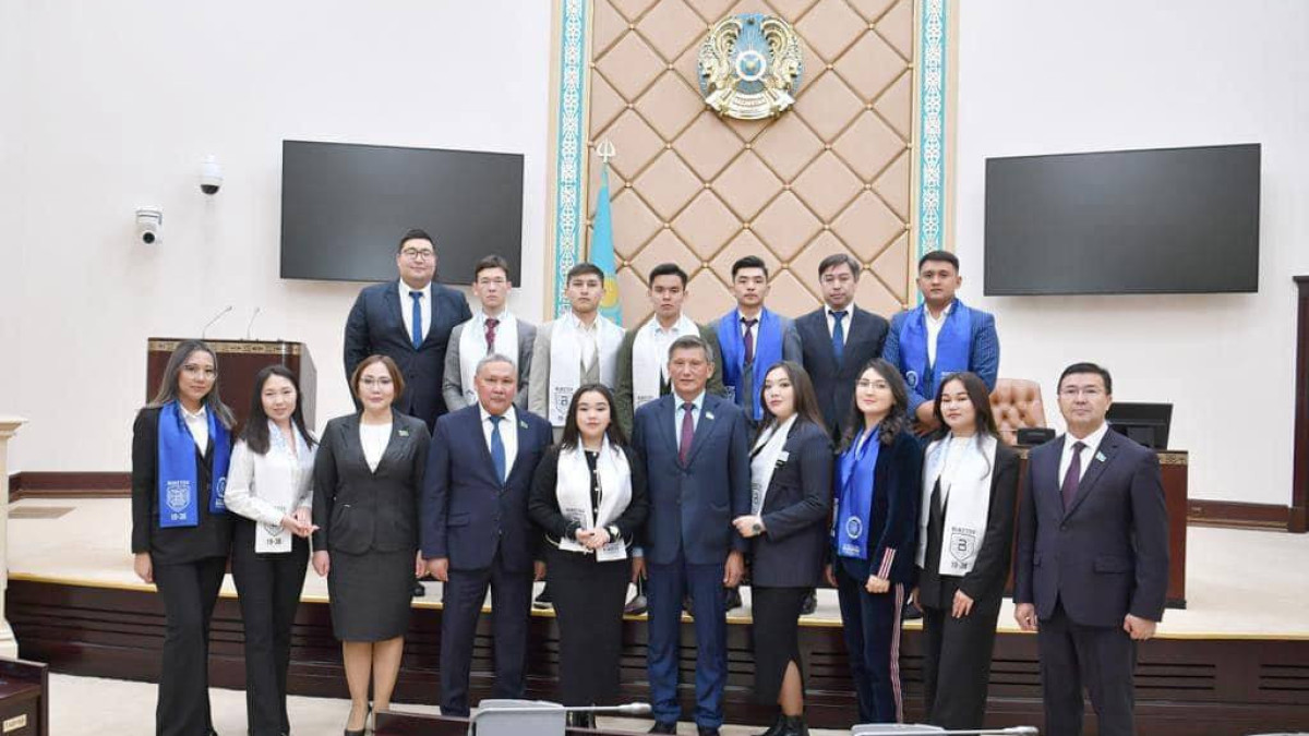 Депутаты Сената Парламента встретились с членами студенческого парламента
