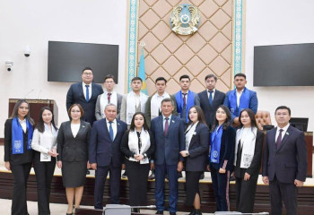 Депутаты Сената Парламента встретились с членами студенческого парламента