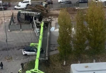 Астанада салынып жатқан LRT маңында ауыр техника көліктің үстіне құлады