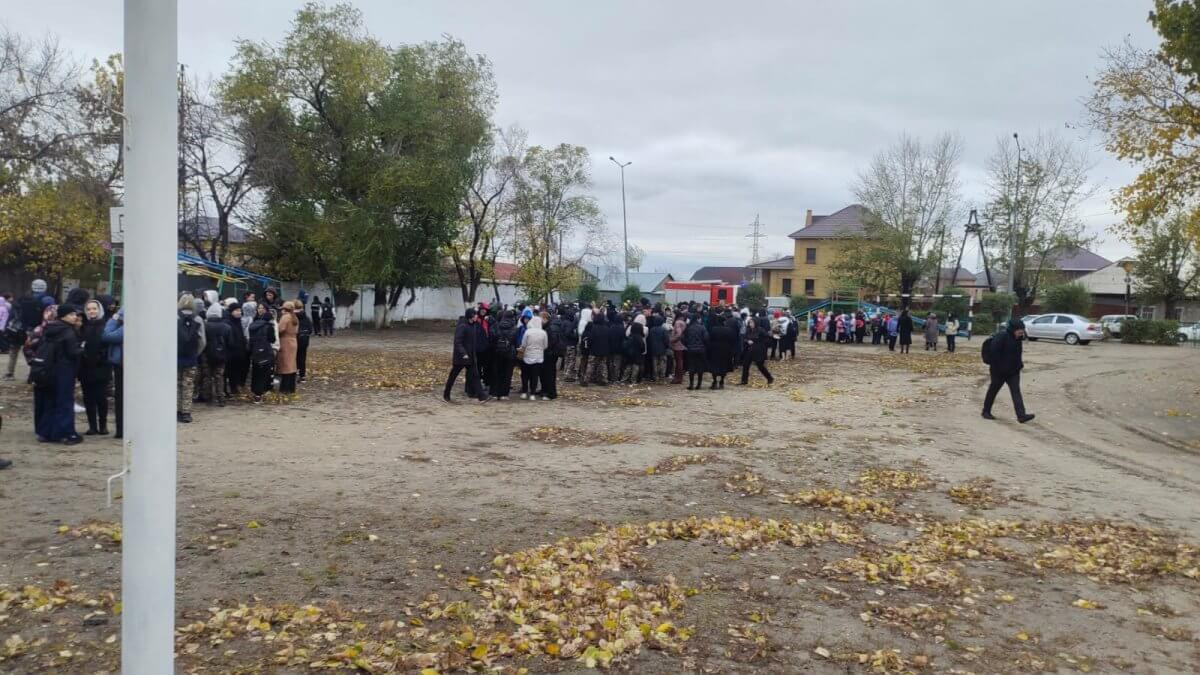 400 учеников эвакуировали из школы в Семее