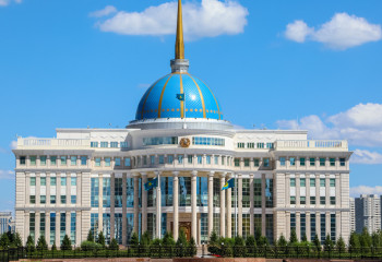 Президент Республика күні қарсаңында мемлекеттік сыйлықты табыстады