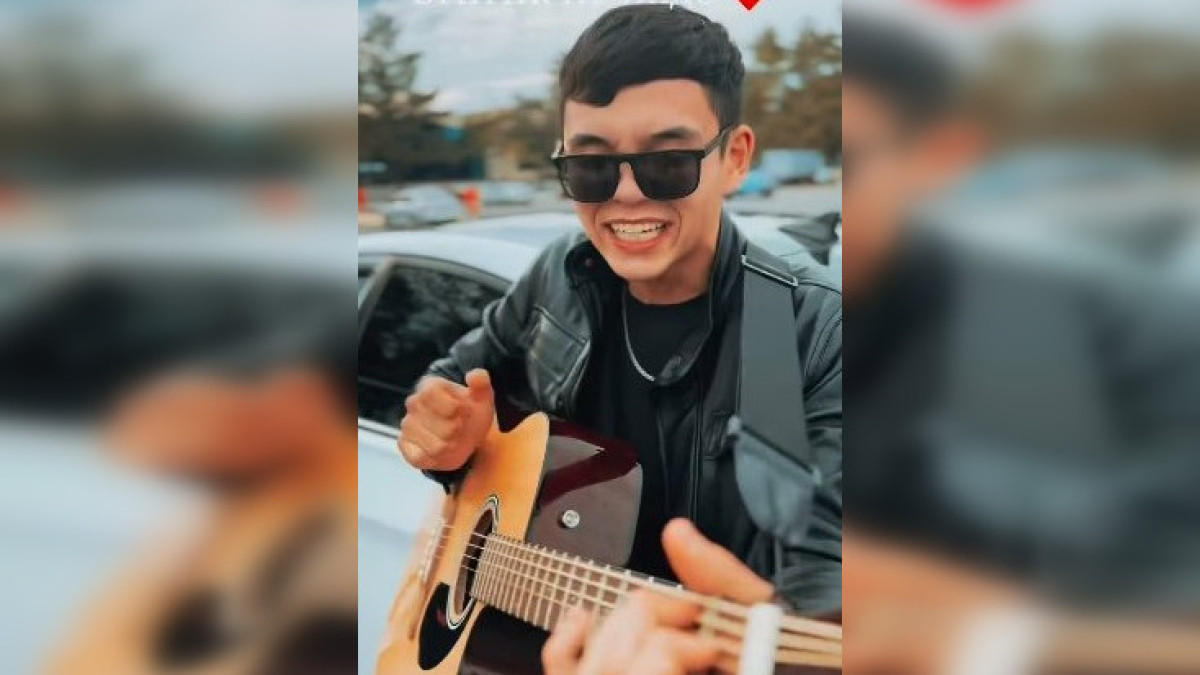 «Все хочу делить с тобою поровну»: харизматичный парень с гитарой покоряет казахстанцев