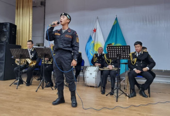 Әскери теңізшілер Республика күнін атап өтуде