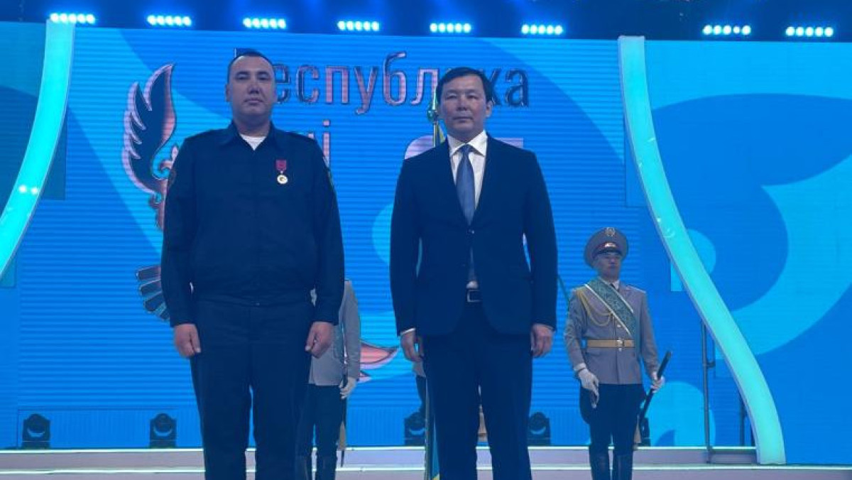 Двух актюбинских спасателей наградили в честь Дня Республики