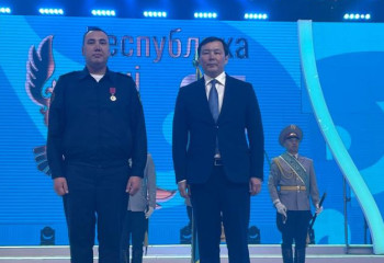 Двух актюбинских спасателей наградили в честь Дня Республики