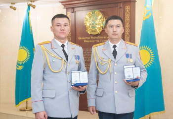 Адам ұрлаудың алдын алған полиция қызметкерлері мемлекеттік марапатқа ие болды