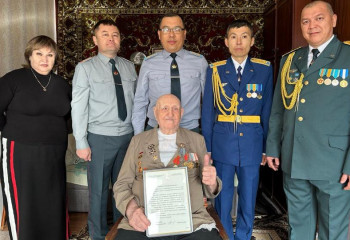 Военнослужащие поздравили ветерана с двойным праздником в Павлодаре