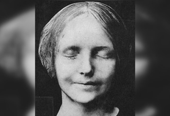 Самая зацелованная девушка в мире: как незнакомка спасла тысячи жизней