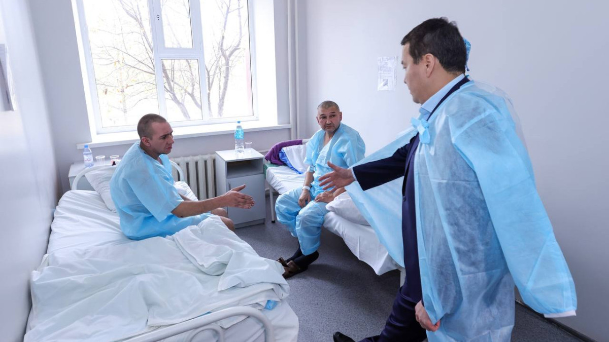 Алихан Смаилов посетил в больнице пострадавших горняков
