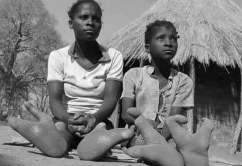 Необычные люди живут в Африке и не пользуются уважением соседей