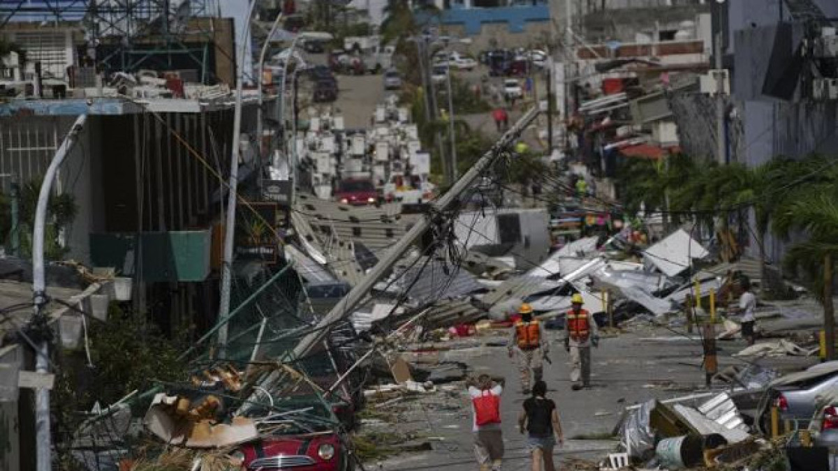 Жители Акапулько нуждаются в гуманитарной помощи