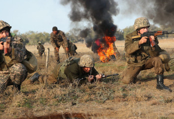 Десанттық-шабуылдау әскерлеріне шақырылған жас жауынгерлер беренді техниканы тізгіндеді