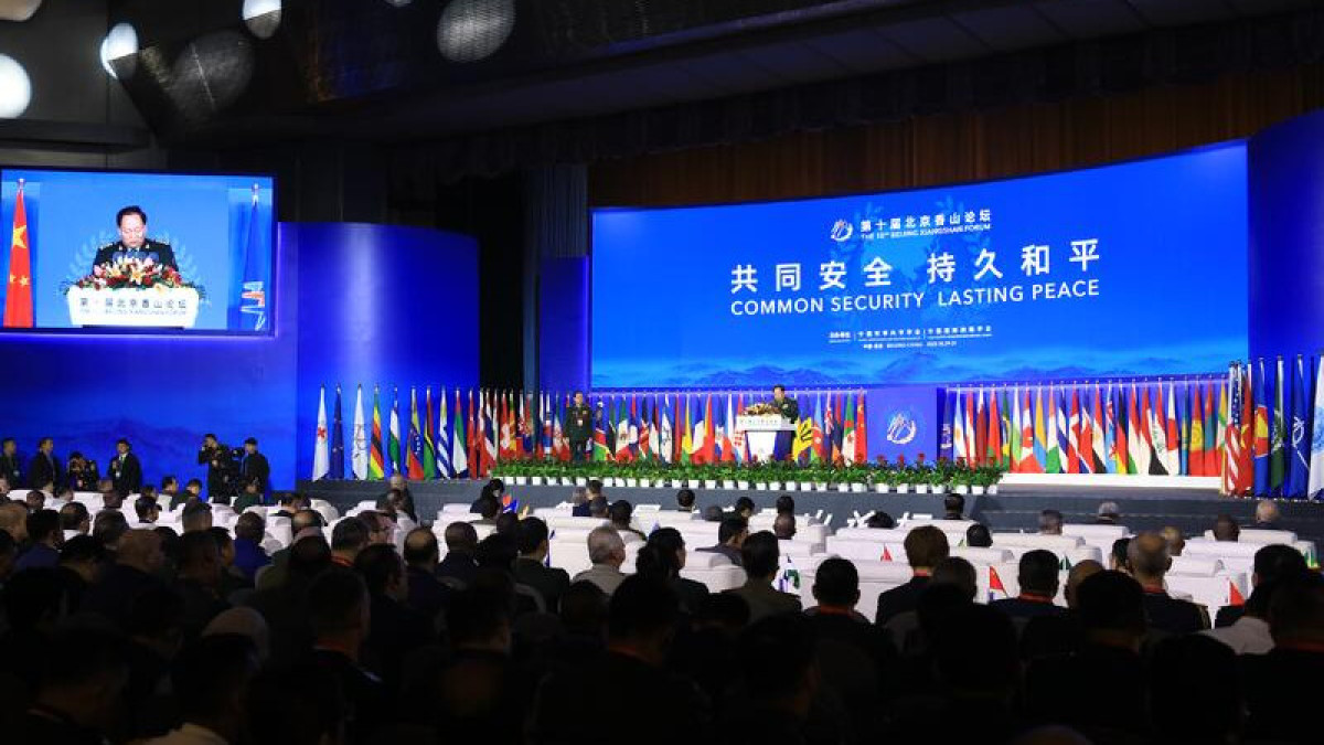 Министр обороны принимает участие в работе Сяншаньского форума в Китае