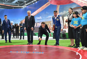 Қазақстан мен Франция президенттері асық ойнады