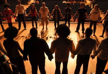 Спектакль впервые покажут незрячим детям в Казахстане с помощью аудиодескрипции