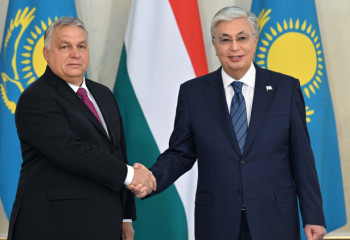 Президент Мажарстан премьер-министрін I дәрежелі «Достық» орденімен марапаттады