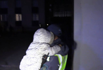 Шымкентте полицейлер өртенген үйден тұрғындарды құтқарды