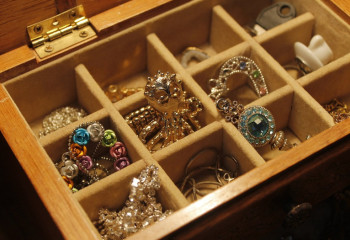 Stealing of gold and money worth 1 mln tenge revealed in Taraz