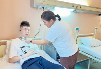 «Упал с козырька, впал в кому, перенёс инсульт». Итальянский профессор прилетел в Астану прооперировать мальчика