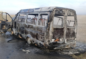 Газель с детьми загорелась на трассе в Костанайской области