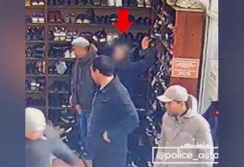 У астанчанина украли брендовые кроссовки, пока он читал намаз