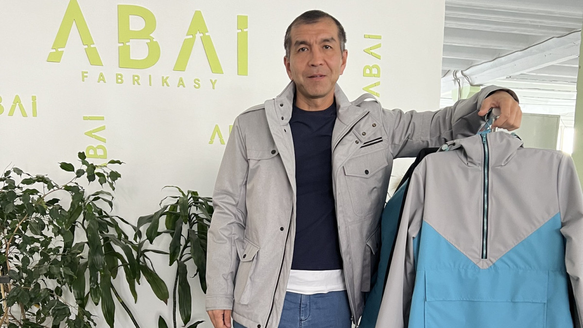 «Из городка 2 км в длину»: как экс-адвокат запустил отечественный бренд ABAI и выставляет свои вещи в Берлине