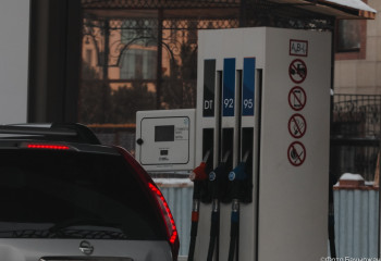 Казахстанцы жалуются на недолив топлива на заправках – сотни нарушений нашли при проверках АЗС