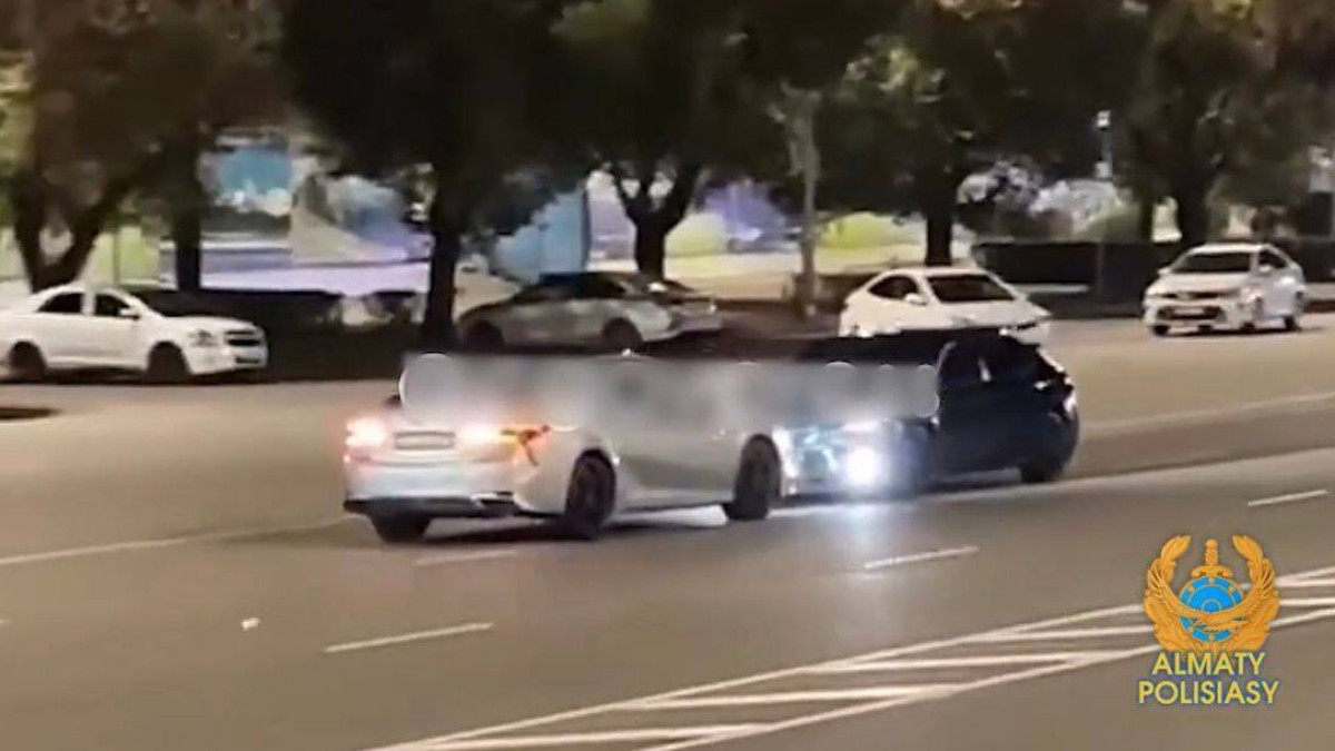 Два парня на авто устроили «выступление» посреди дороги в Алматы
