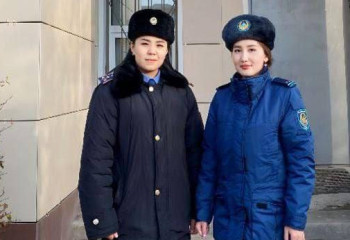 Пытавшуюся спрыгнуть с 25-го этажа женщину спасли полицейские в Актобе