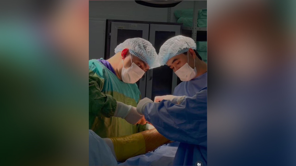 Күрделі диагнозы бар пациентке жасанды жамбас имплантатталды
