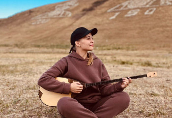 Орыс қызы Юлия: Қазақ тілі сәнге айналып келеді