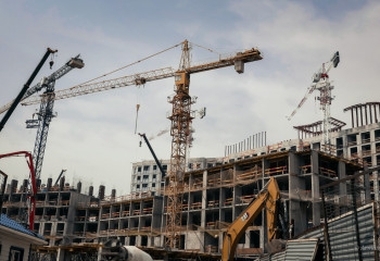 В Актау снесли незаконно строящийся гостевой дом