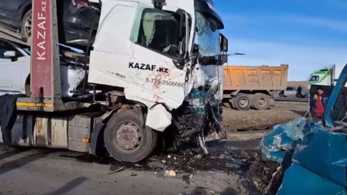 Шесть человек разбились в страшной аварии в Карагандинской области