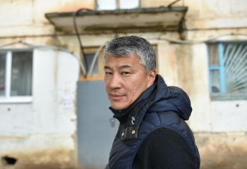 Кайрат Боранбаев в заключении отметил день рождения с проституткой и алкоголем, за это заплатил его племянник