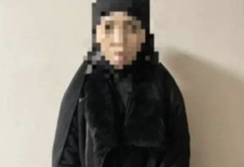 Алматыда хиджабтағы әйел ондаған адамды тақырға отырғызып кеткен