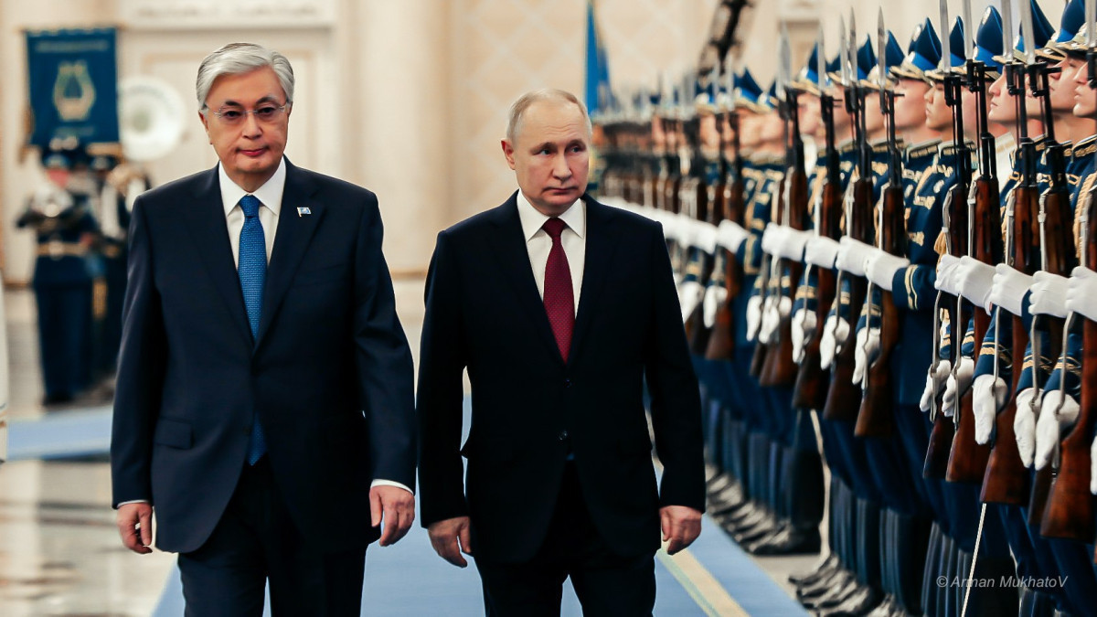 Kassym-Jomart Tokayev greets Vladimir Putin in Akorda