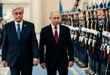 Kassym-Jomart Tokayev greets Vladimir Putin in Akorda