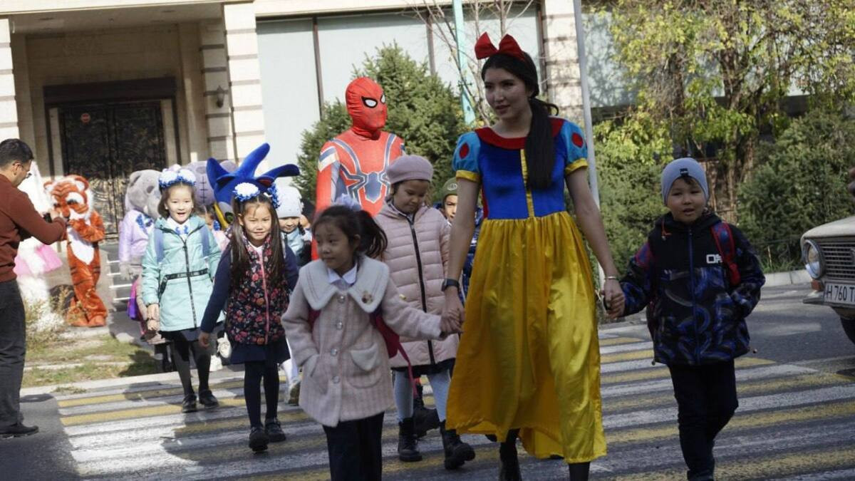 Человек-паук, Трансформер и Белоснежка учили таразских школьников, как переходить через дорогу