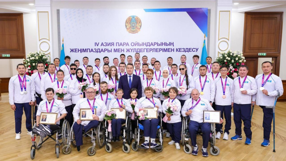 Премьер-Министр РК Алихан Смаилов провел встречу с победителями и призерами IV Азиатских Пара игр