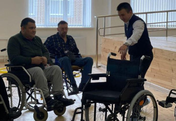 Семейде мүмкіндігі шектеулі жандарға 5 арнайы жүріп-тұру құралы табысталды