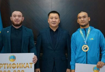 Дүниежүзілік жекпе-жек ойындарының чемпионы Сәрсен Жетібаевқа облыс әкімі құрмет көрсетті