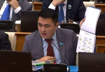 Депутаттық төсбелгі қанша тұрады? Дәулет Мұқаев жауап берді