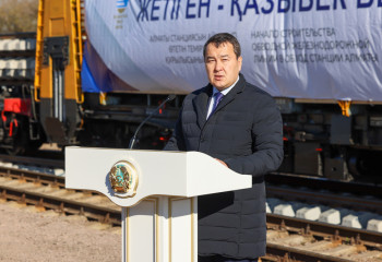 Алихан Смаилов принял участие в церемонии закладки первого звена железнодорожного полотна обходной линии вокруг станции Алматы