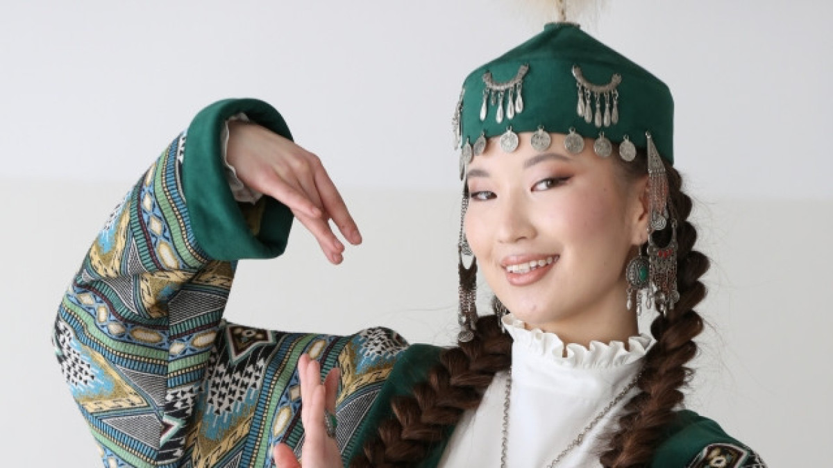 Челлендж с национальными украшениями подхватили студенты Алматы