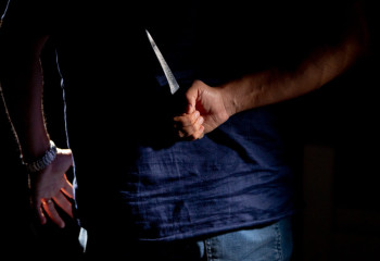 За отказ в близости мужчина зарезал жену, свою мать и дочь