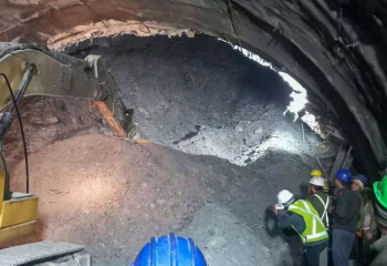 В Индии обрушился тоннель: спасатели пытаются вытащить из-под завалов 40 рабочих