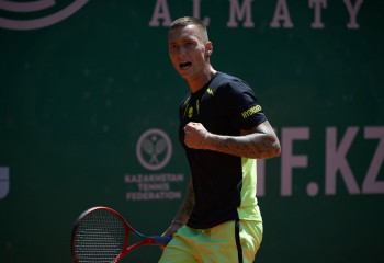 Казахстанский теннисист пробился в четвертьфинал турнира в Швеции